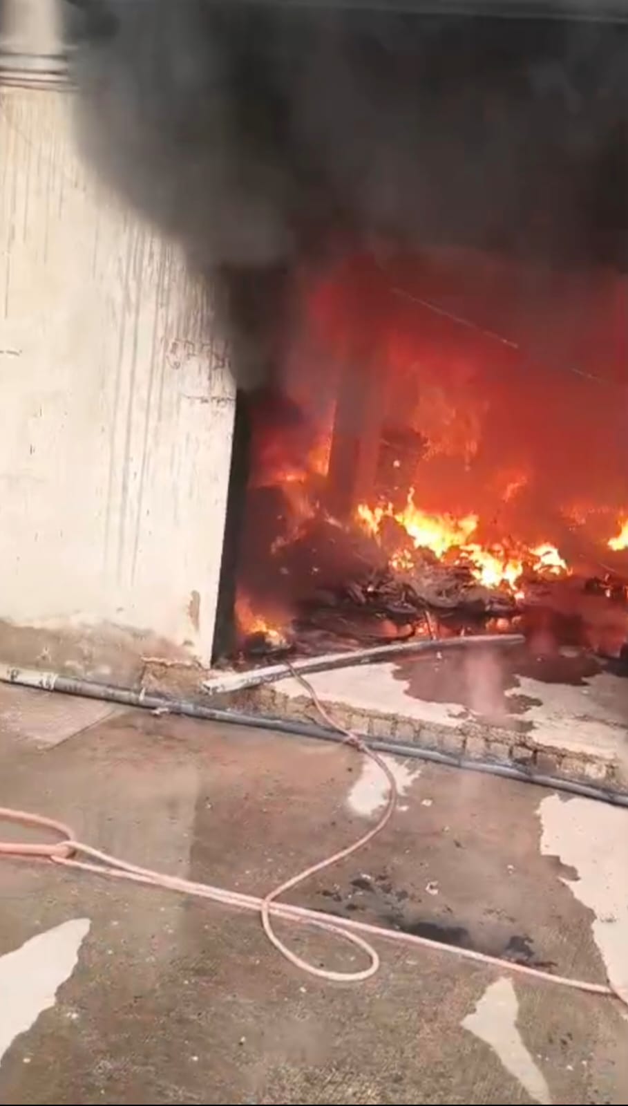 बिलासपुर में अपार्टमेंट के गोदाम में भीषण आग, लाखों का सामान जलकर खाक