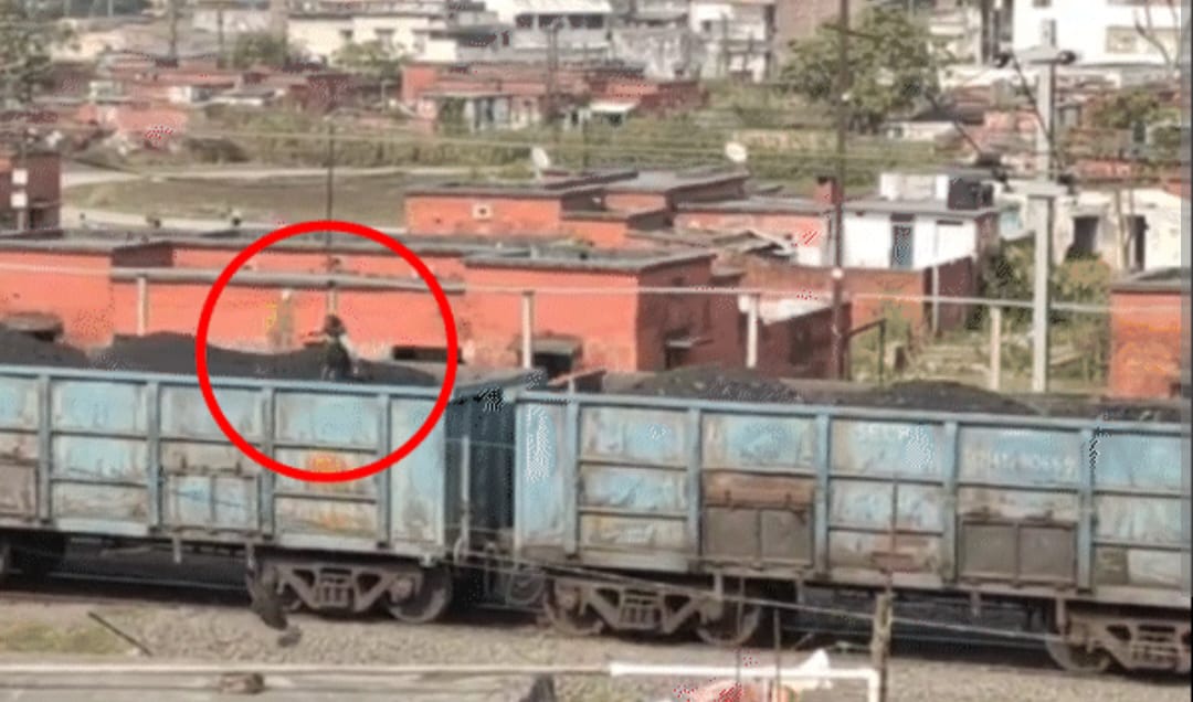 ट्रेन से कोयला चोरी करते दो युवक पकड़े गए