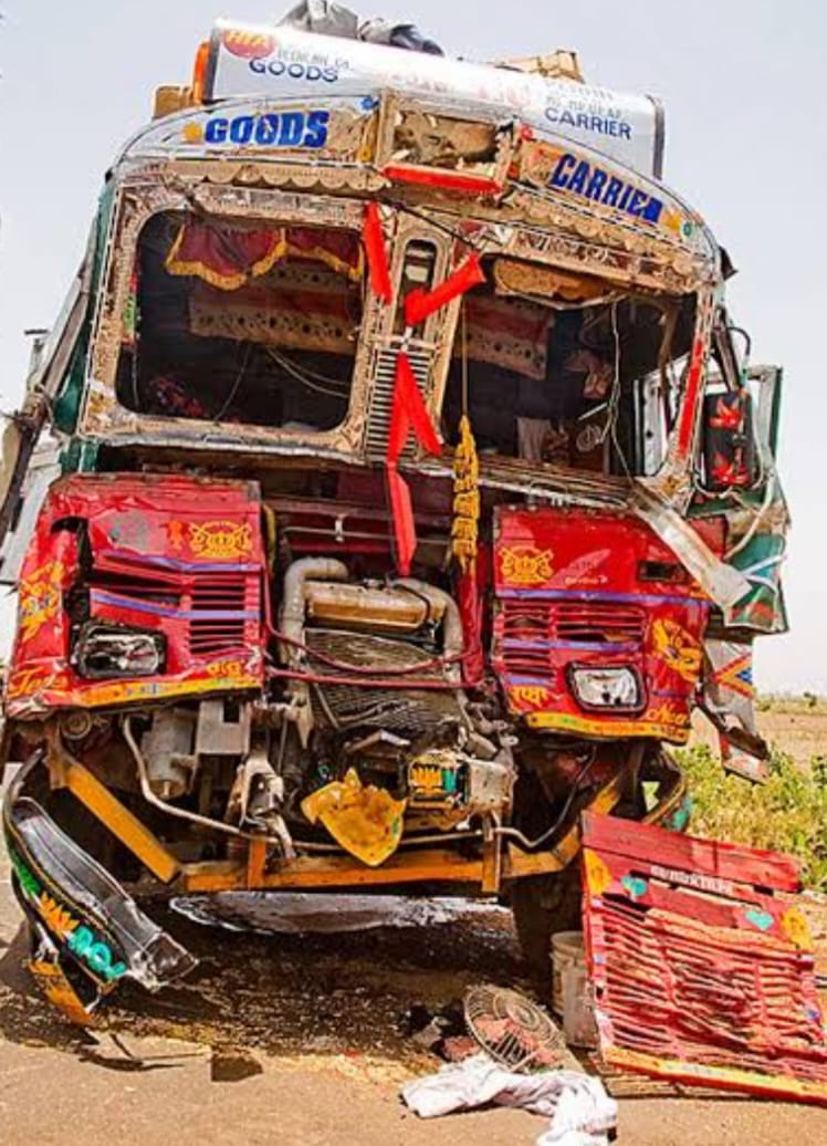 खड़े हाइवा से टकराया ट्रक, ड्राइवर की मौत