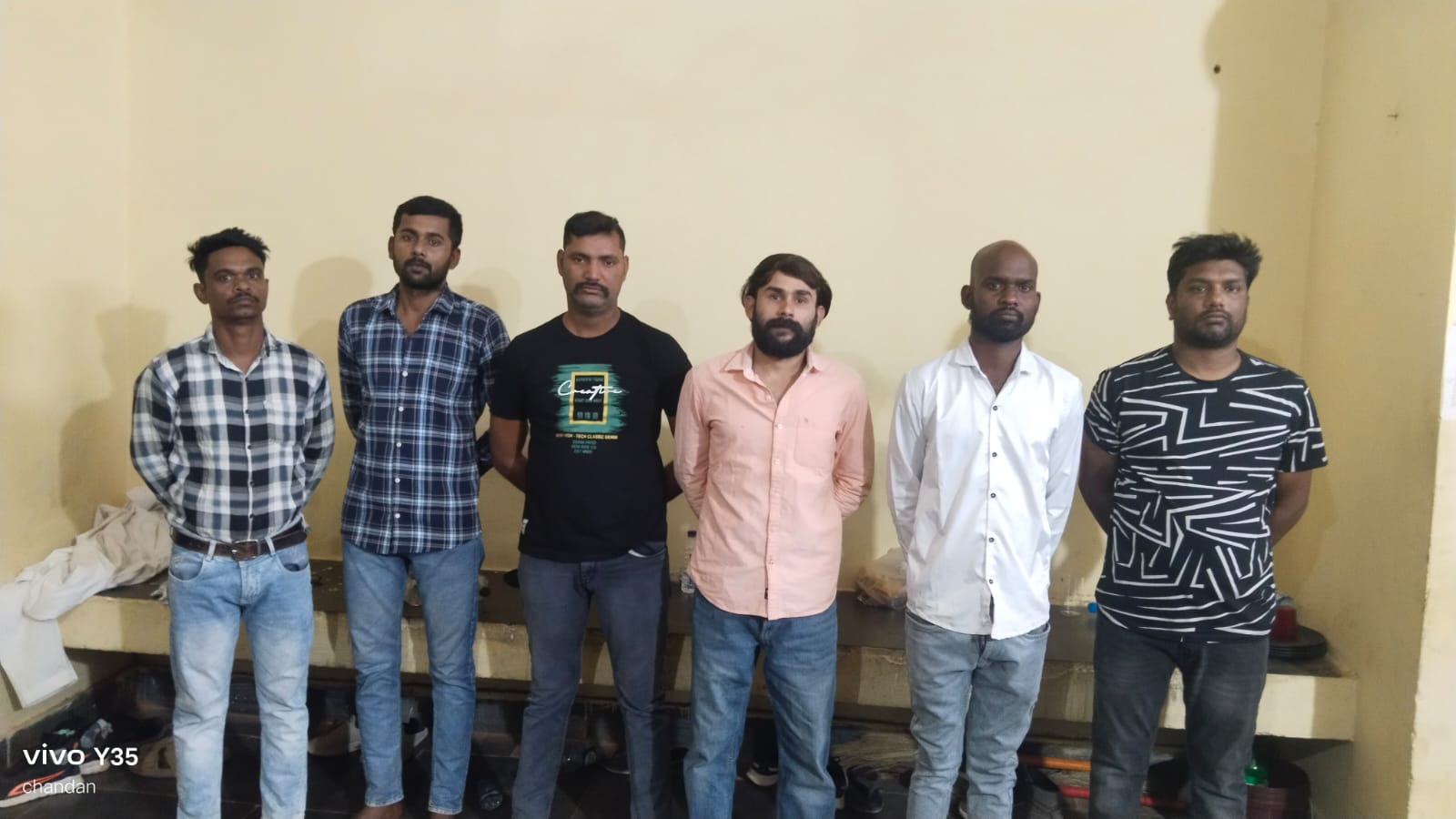 वर्दी की आड़ में अवैध उगाही, फर्जी क्राइम ब्रांच बनकर युवक का अपहरण, 54 हजार की उगाही; एक आरक्षक और विभाग के पूर्व आउटसोर्स ड्राइवरो ने मिलकर की लूट, छह गिरफ्तार