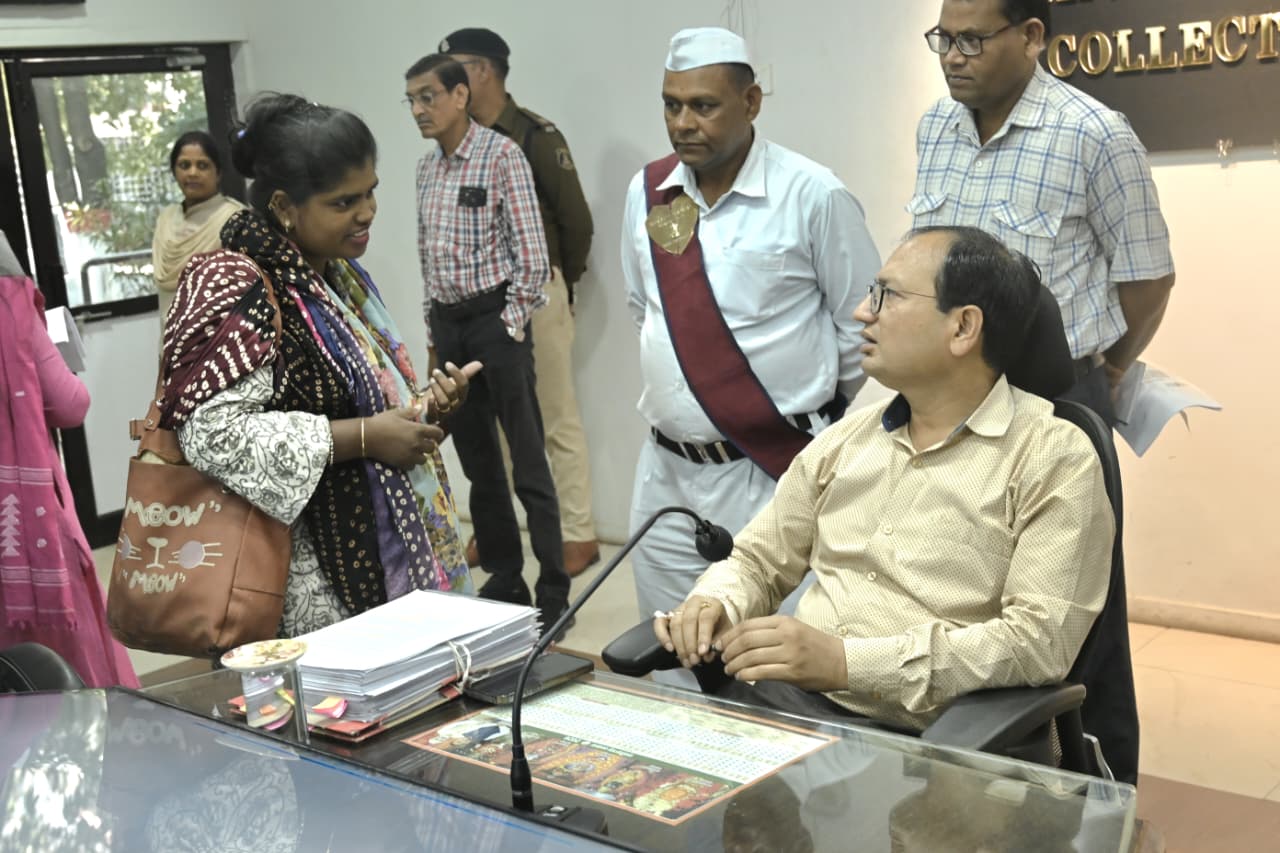 जनदर्शन में राजस्व मामलों की लेटलतीफी पर भड़के कलेक्टर, एसडीएम को दिए सख्त निर्देश
