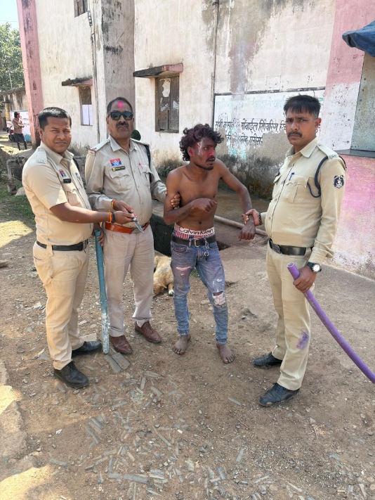 होली के मद्देनज़र पुलिस का सख्त अभियान: चाकू लेकर घूम रहे 4 आरोपी गिरफ्तार, उपद्रव की आशंका में कई पर कार्रवाई