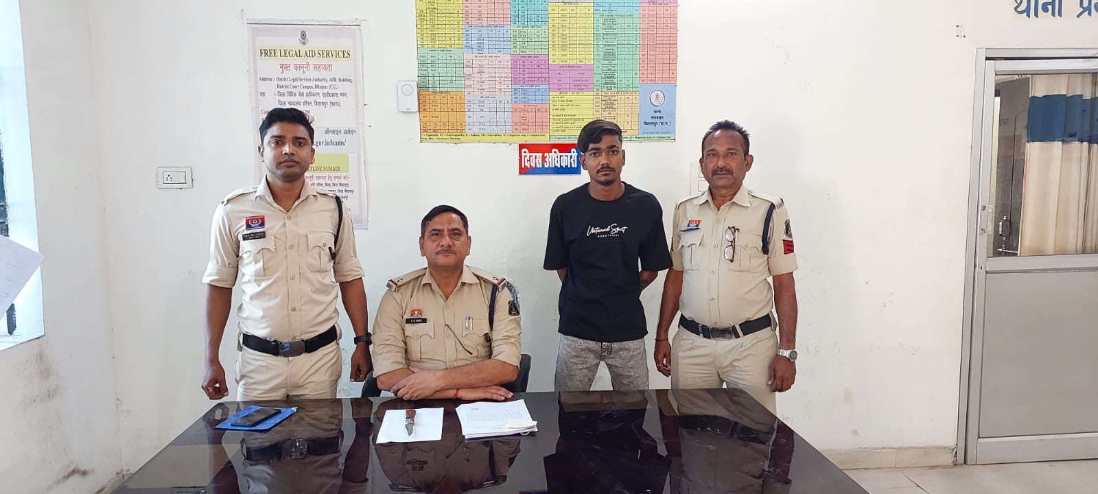 जेब में बटनदार चाकू लेकर घूम रहा बदमाश युवक गिरफ्तार