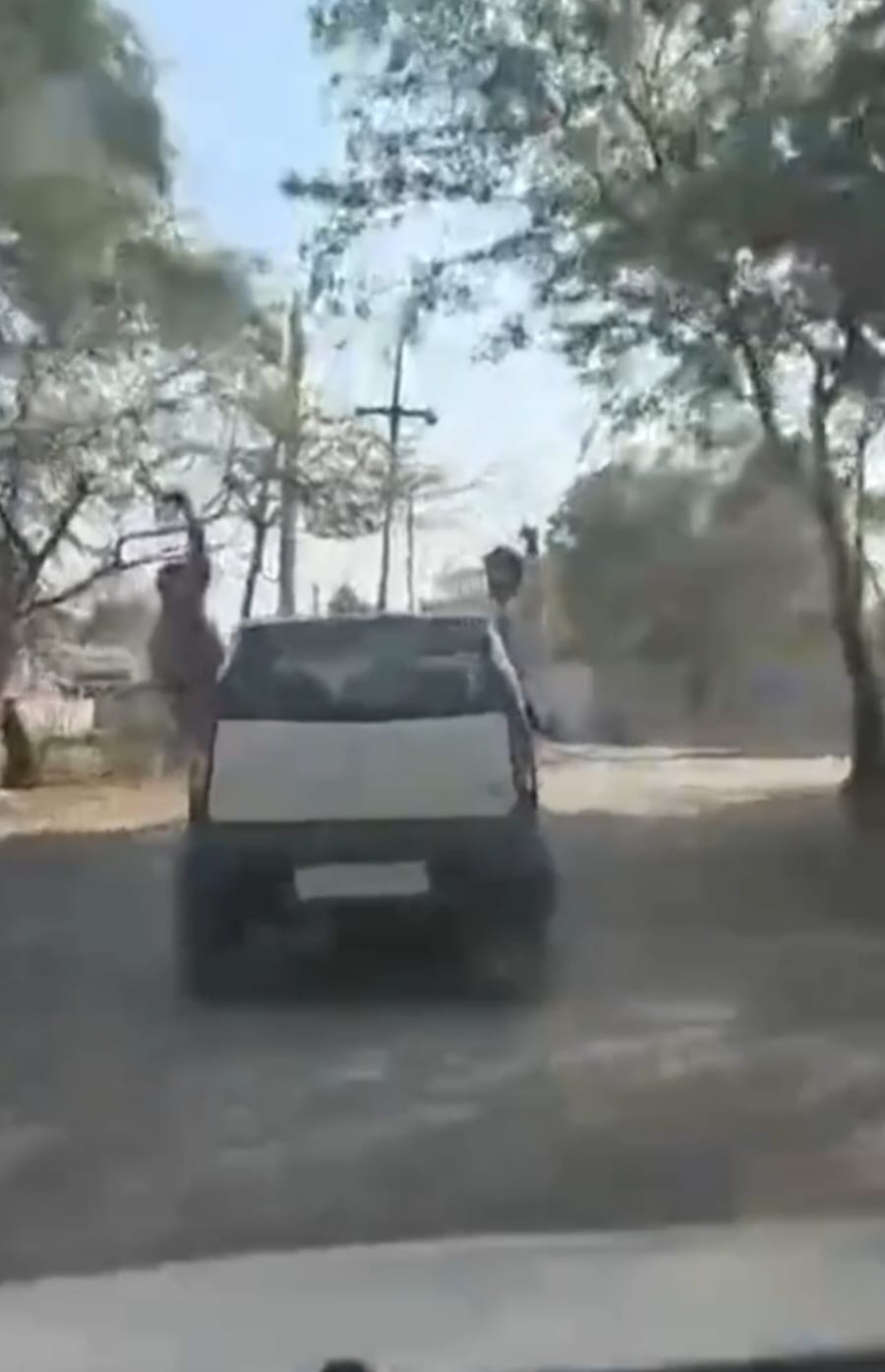चलती कार में युवकों की स्टंटबाजी का वीडियो वायरल, कार्रवाई की मांग