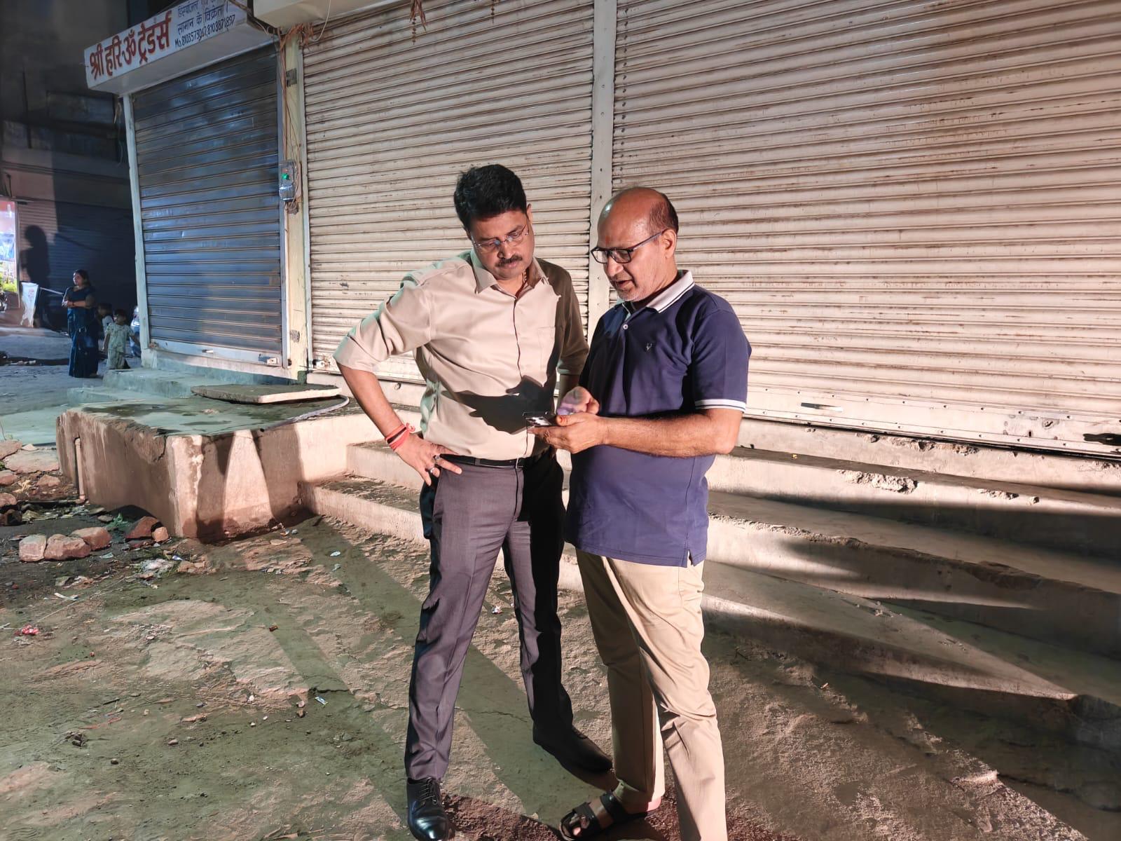 व्यापार विहार में कार से 8 लाख रुपये से भरा बैग चोरी