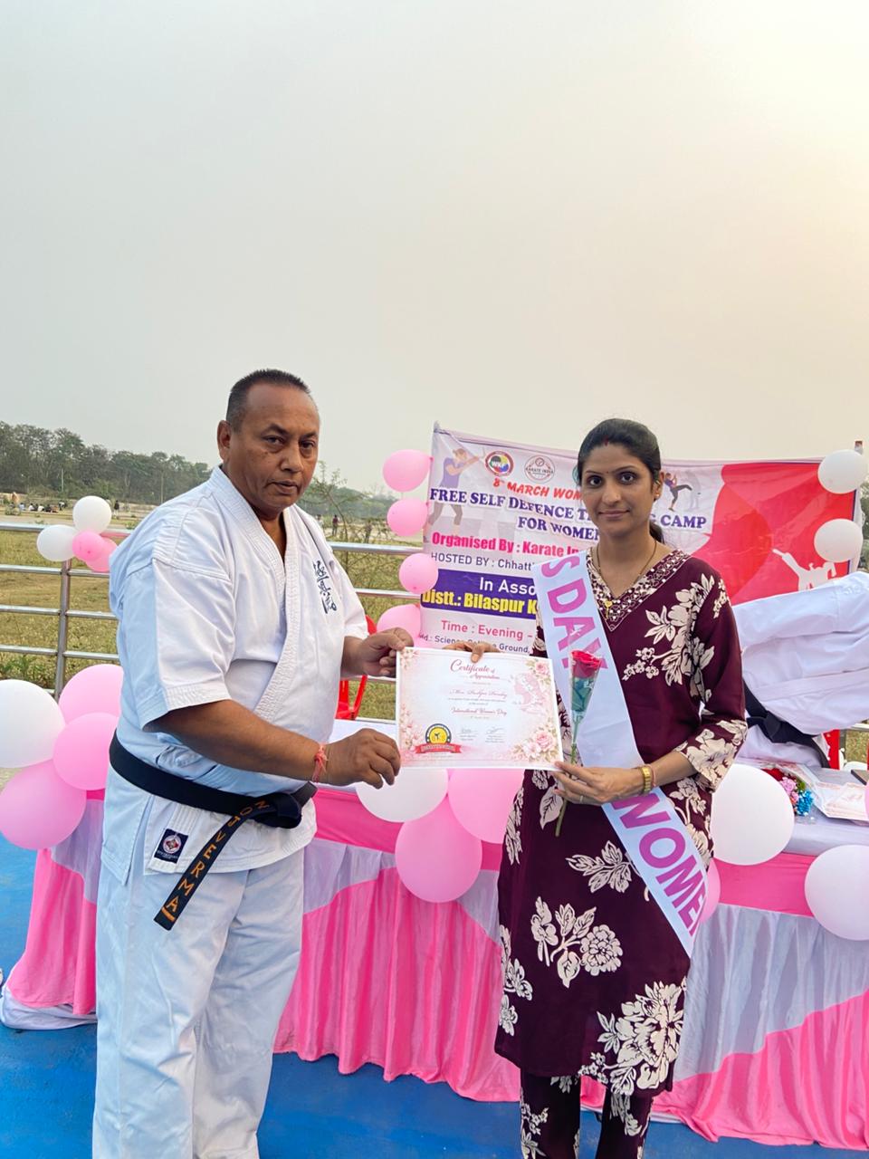 सेको काई बिलासपुर कराटे स्कूल के प्रशिक्षकों द्वारा महिलाओं को निःशुल्क आत्मरक्षा का दिया गया प्रशिक्षण