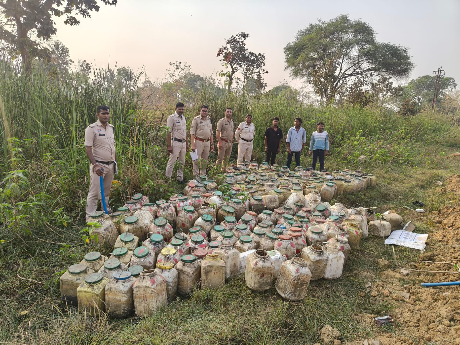 घुटकु रेलवे लाइन किनारे 6 हजार किलो महुआ लहान बरामद, पुलिस-आबकारी की संयुक्त कार्रवाई में किया गया नष्ट