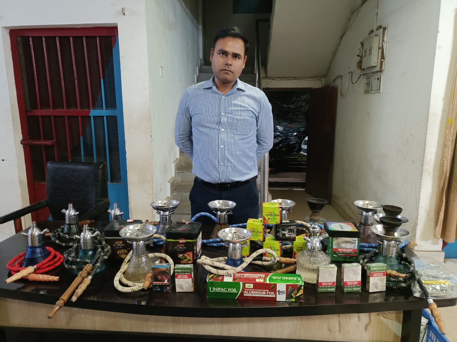 होटल शिवा इन में पुलिस की रेड, हुक्का-फ्लेवर समेत 55 हजार का सामान जब्त; मैनेजर पर ही कार्रवाई