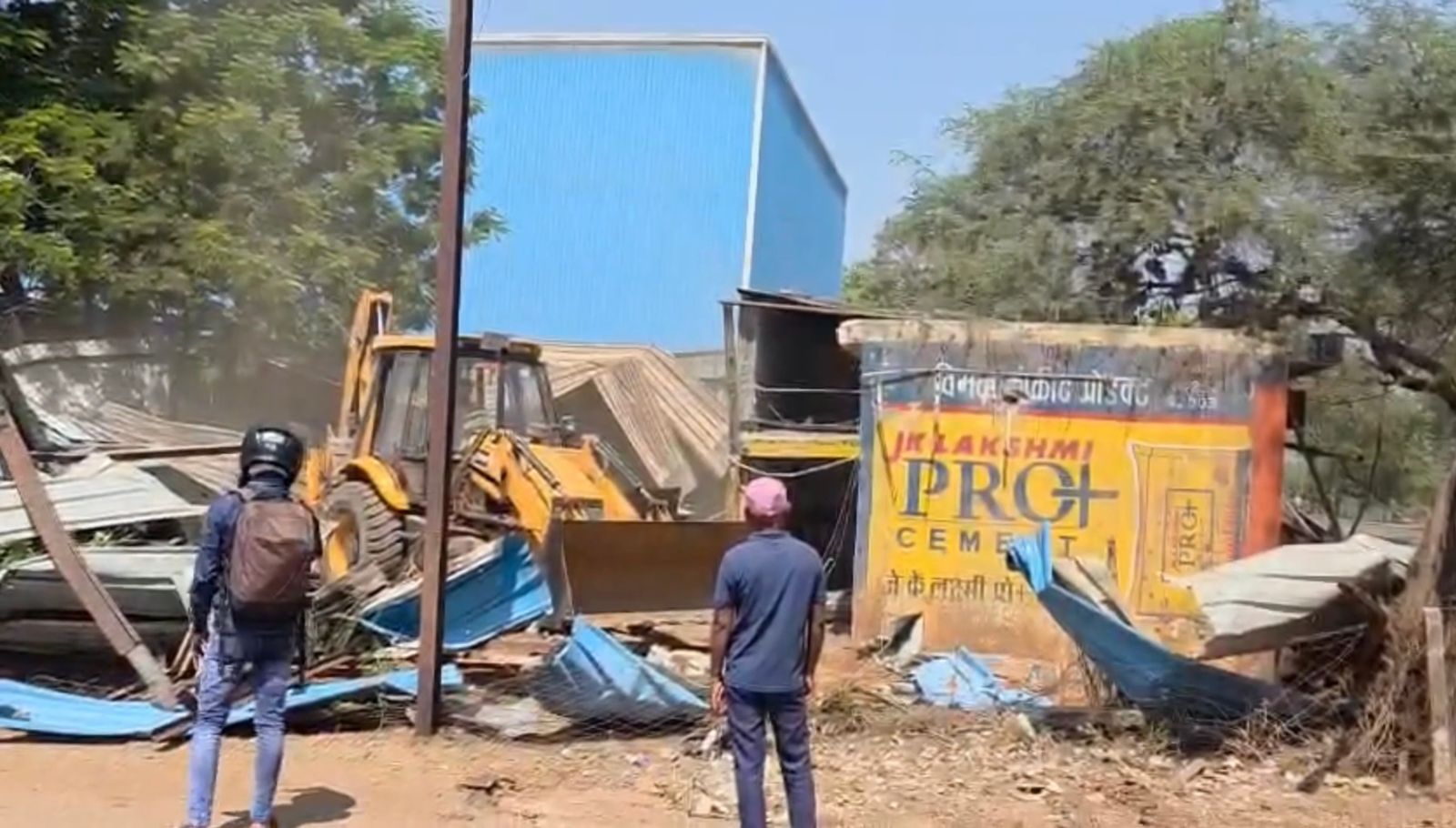 जिला प्रशासन द्वारा अतिक्रमण हटाने की गई कार्रवाई, ग्राम समोदा में हटाई गई अवैध कब्जा