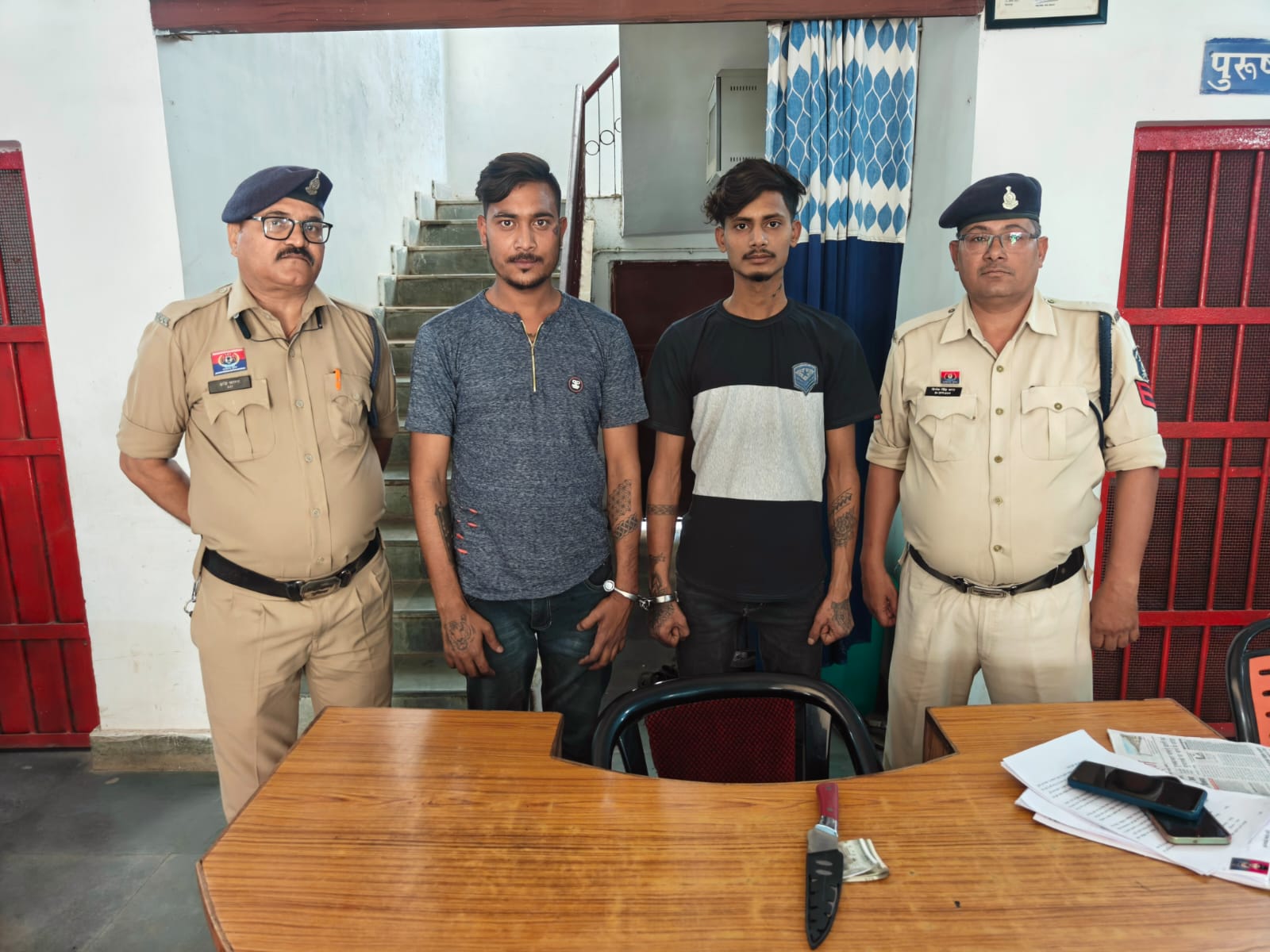 रास्ता रोककर शराब के लिए पैसे मांगने वाले दो बदमाश गिरफ्तार