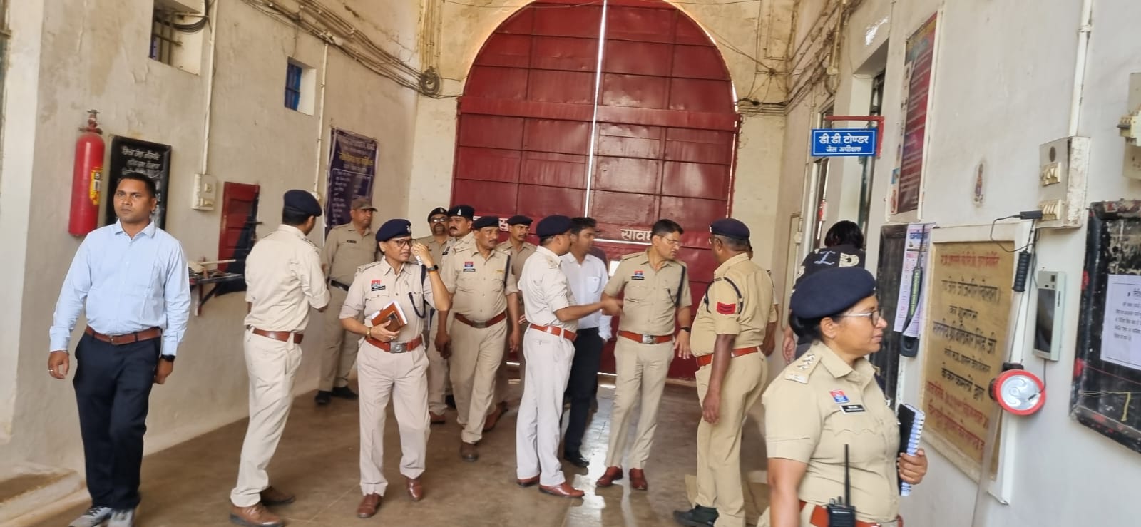 खोखरा जेल में प्रशासन और पुलिस की संयुक्त छापेमार कार्रवाई, बैरकों की सघन तलाशी