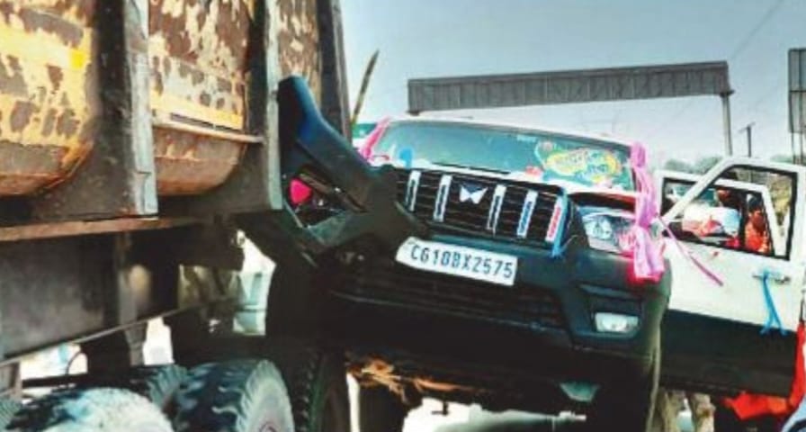 बारात से लौटते समय स्कॉर्पियो ट्रेलर से टकराई, दूल्हा-दुल्हन घायल