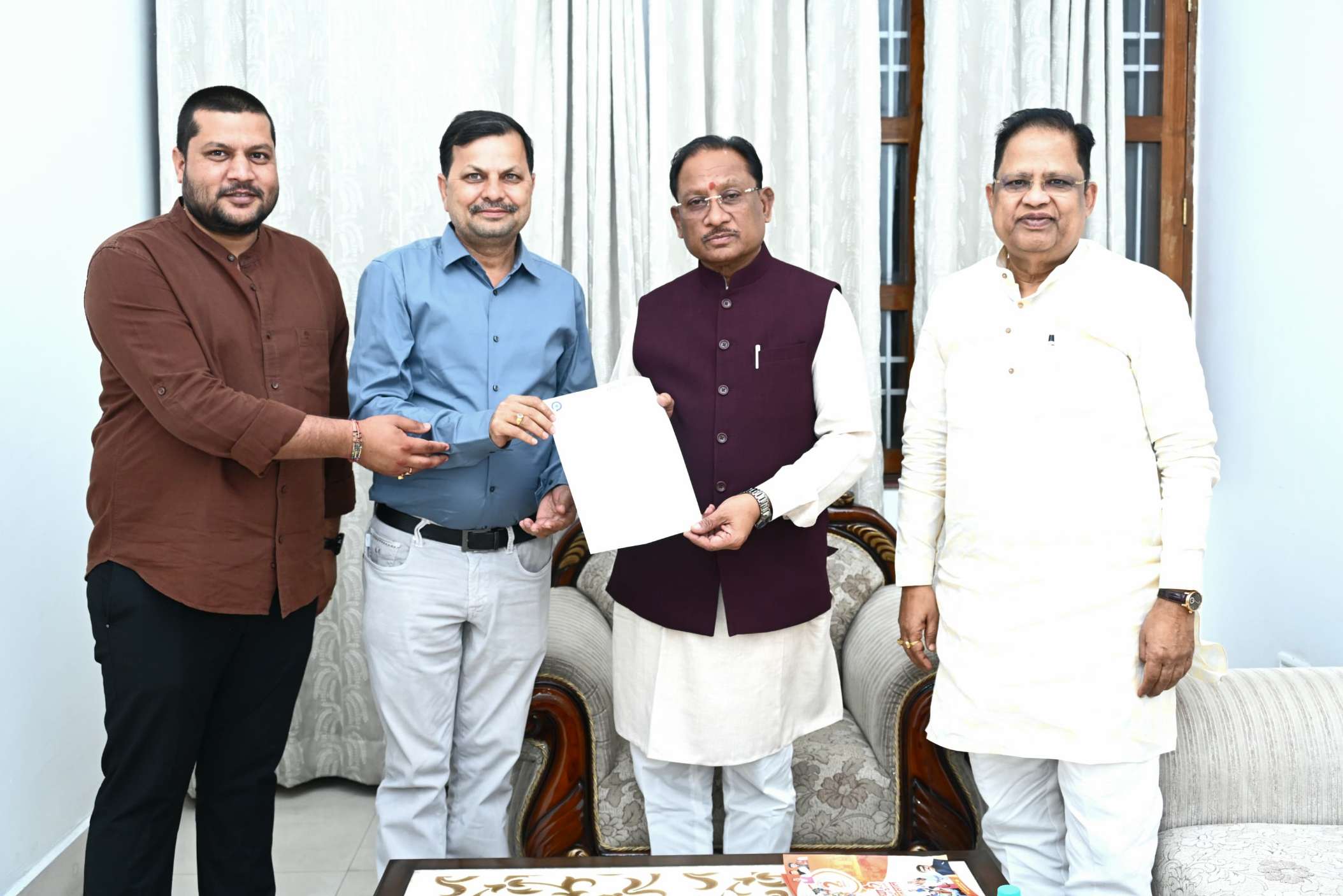 अयोध्या यात्रा: रामभक्त प्रवीण झा ने मुख्यमंत्री विष्णु देव साय को सौंपा आमंत्रण पत्र, बिलासपुर विधायक अमर अग्रवाल के नेतृत्व में रायपुर सीएम आवास में भेंट