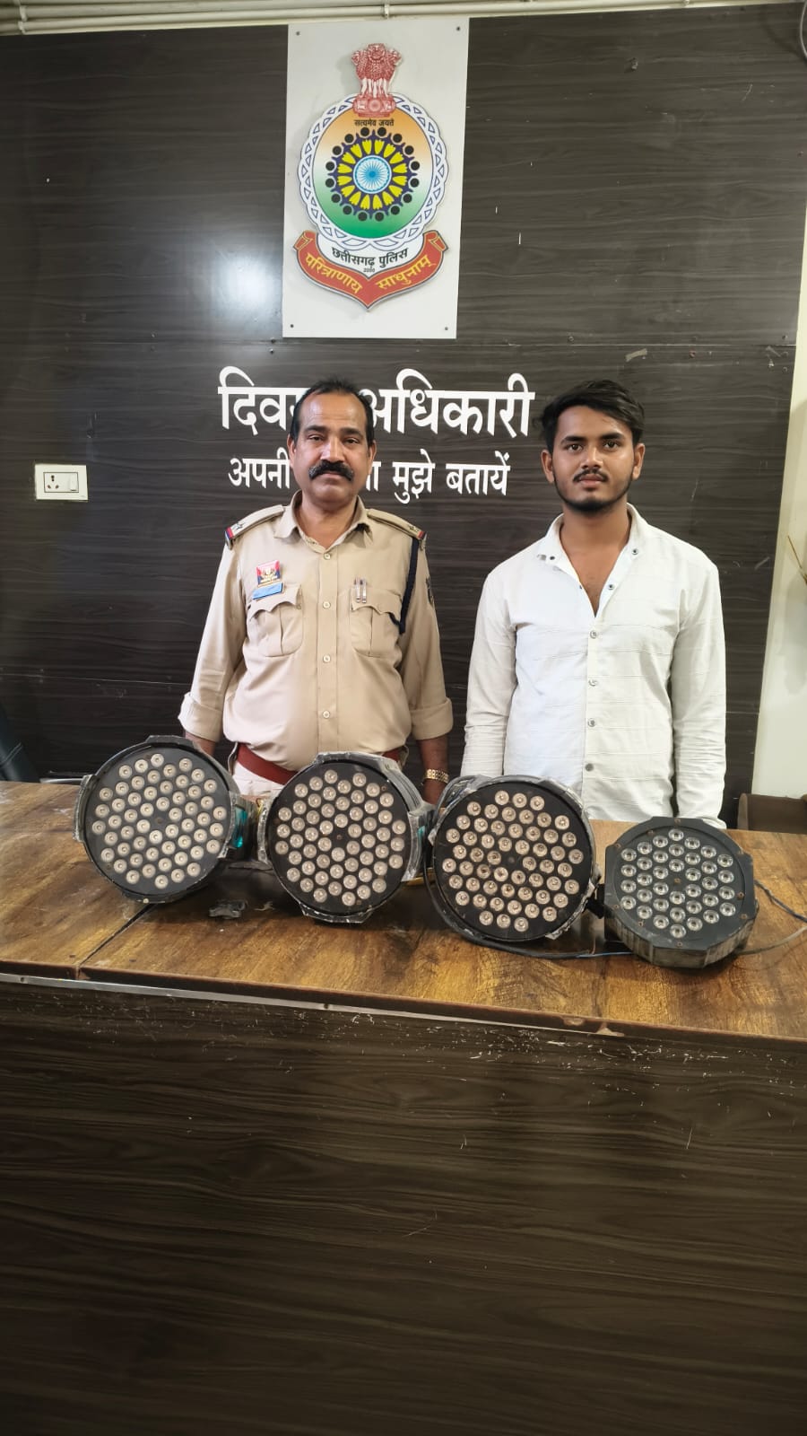 डीजे और धुमाल में तेज आवाज व प्रतिबंधित लेजर लाइट पर पुलिस की कार्रवाई, 24 लेजर लाइट जब्त