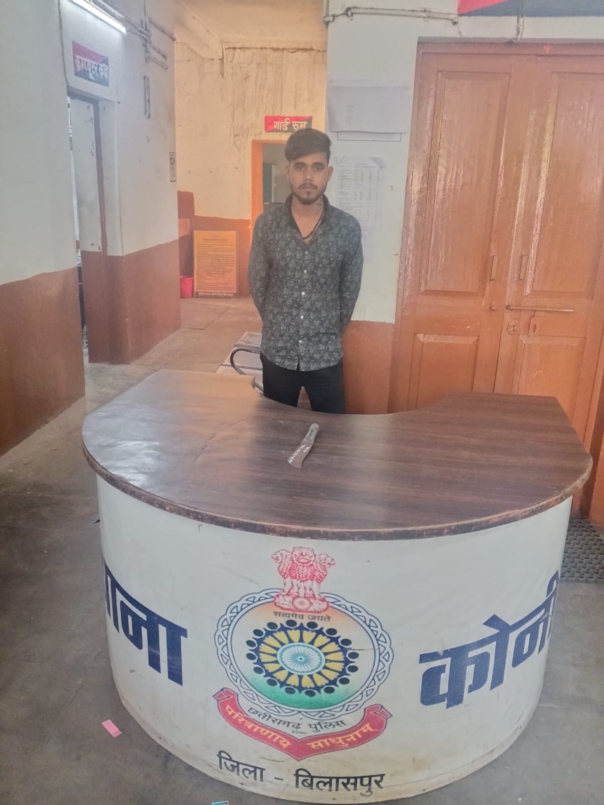 बिरकोना मंदिर चौक में चाकू लहराकर दहशत फैलाने वाला बदमाश गिरफ्तार