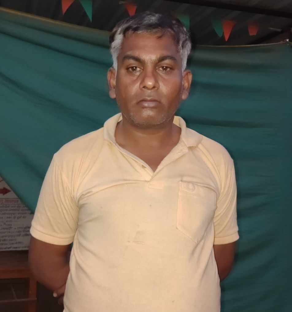 चाय दुकान में अवैध शराब बेचने वाला गिरफ्तार, 20 पाव देशी शराब जब्त