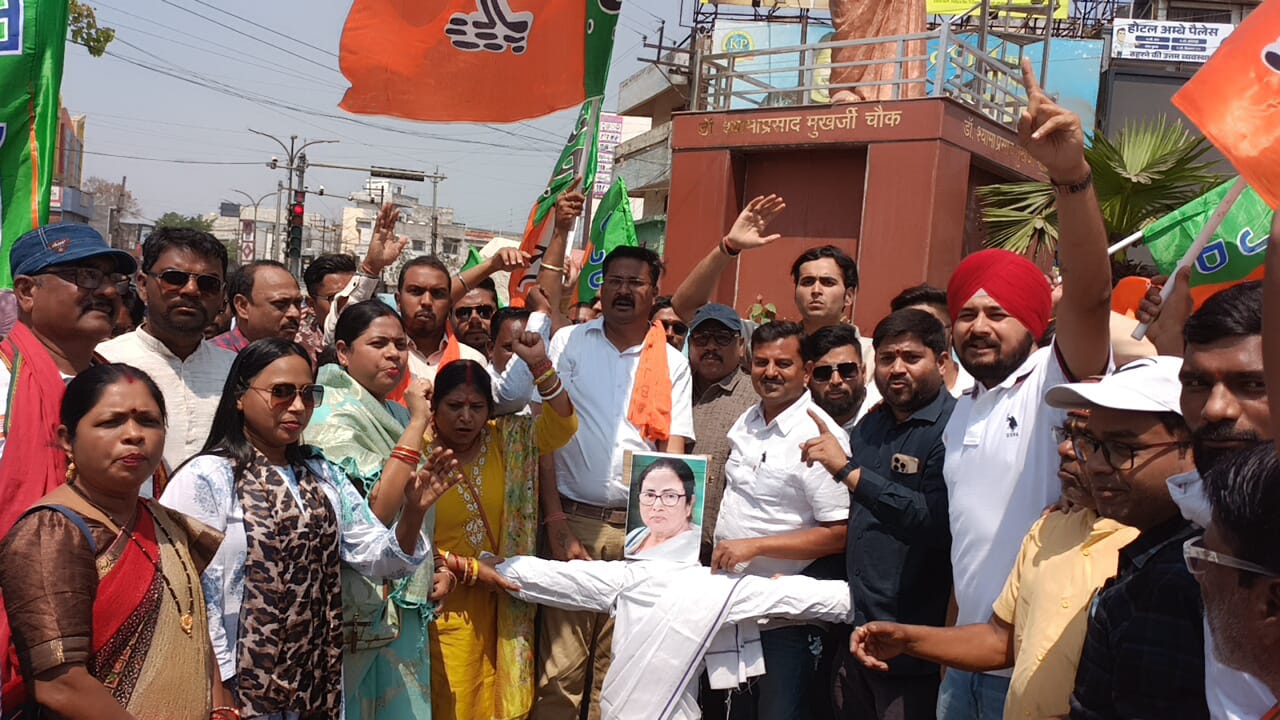 आदिवासी राष्ट्रपति डॉ द्रौपदी मुर्मू का अपमान करने वाली ममता बनर्जी का पुतला फूंका