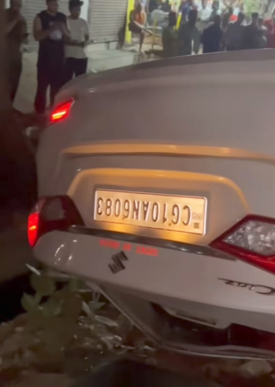 बिलासपुर: मोपका चौक पर खतरनाक नाले में पलटी कार, युवाओं ने शीशा तोड़कर बचाई चालक की जान