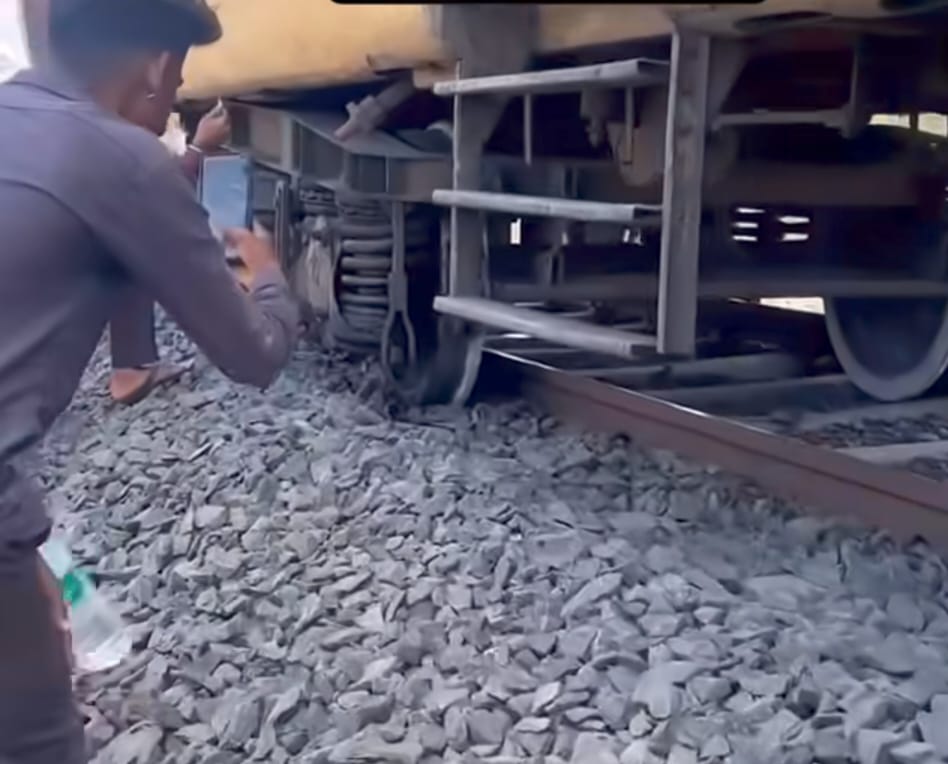 जंगल के बीच शहडोल-नागपुर एक्सप्रेस हुई बेपटरी