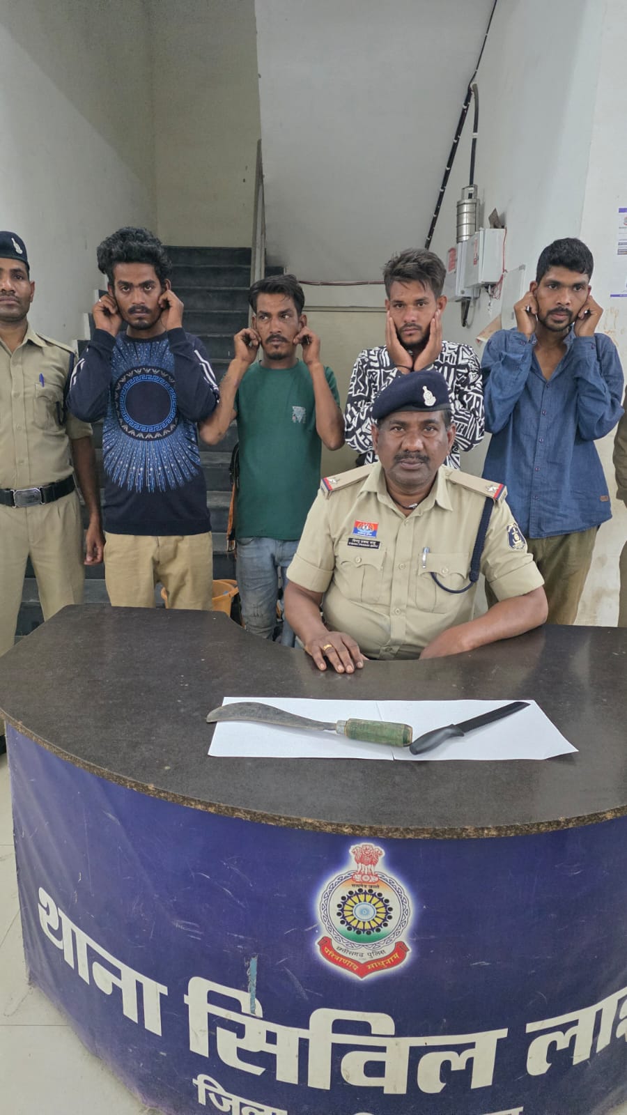 धारदार चाकू दिखाकर लोगों को धमकाने वाले दो युवक गिरफ्तार, दो पर प्रतिबंधात्मक कार्रवाई