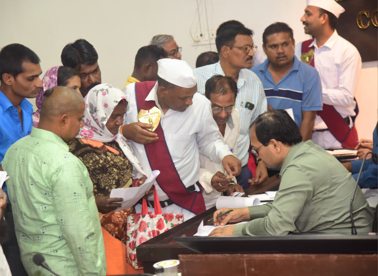 कलेक्टर ने जनदर्शन में सुनी लोगों की समस्याएं, अधिकारियों को दिए त्वरित कार्यवाही के निर्देश