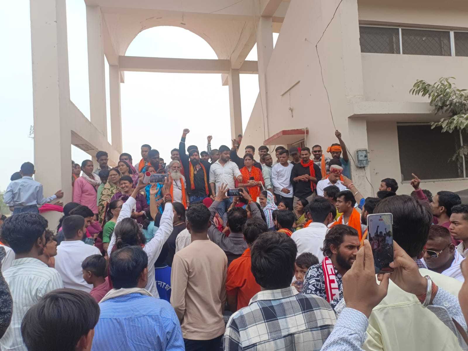 हिंदू नेता ठाकुर राम सिंह के खिलाफ दर्ज एफआईआर के विरोध में हिंदू संगठन के सैकड़ो कार्यकर्ता पहुंचे गिरफ्तारी देने सरकंडा थाने,&nbsp; जानिए फिर क्या हुआ