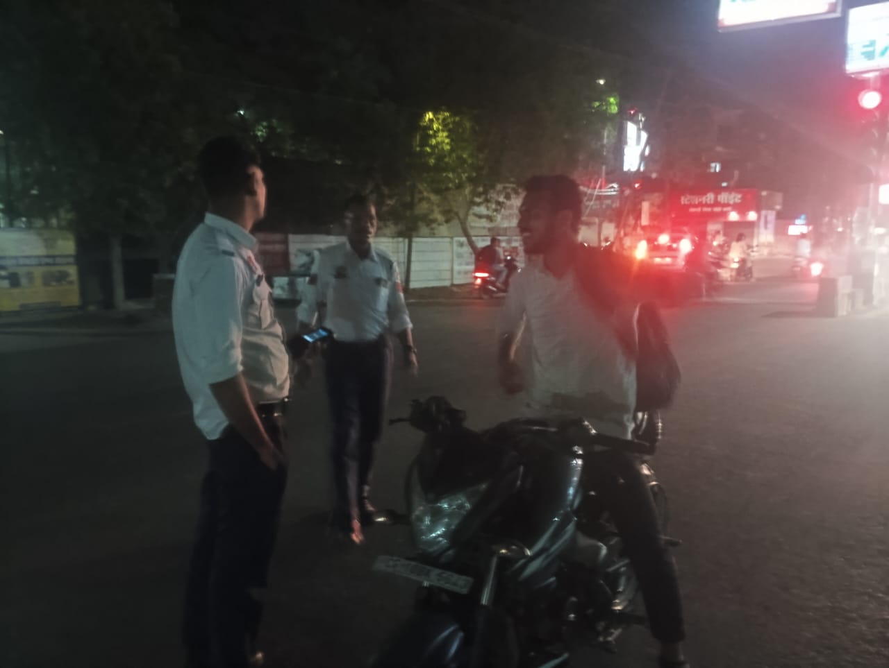 ड्रिंक एंड ड्राइव पर बिलासपुर पुलिस की सख्ती, शराब के नशे में वाहन चला रही युवती ने किया हंगामा, बिलासपुर पुलिस की बड़ी कार्रवाई में 913 ड्रंक ड्राइवर्स पर शिकंजा