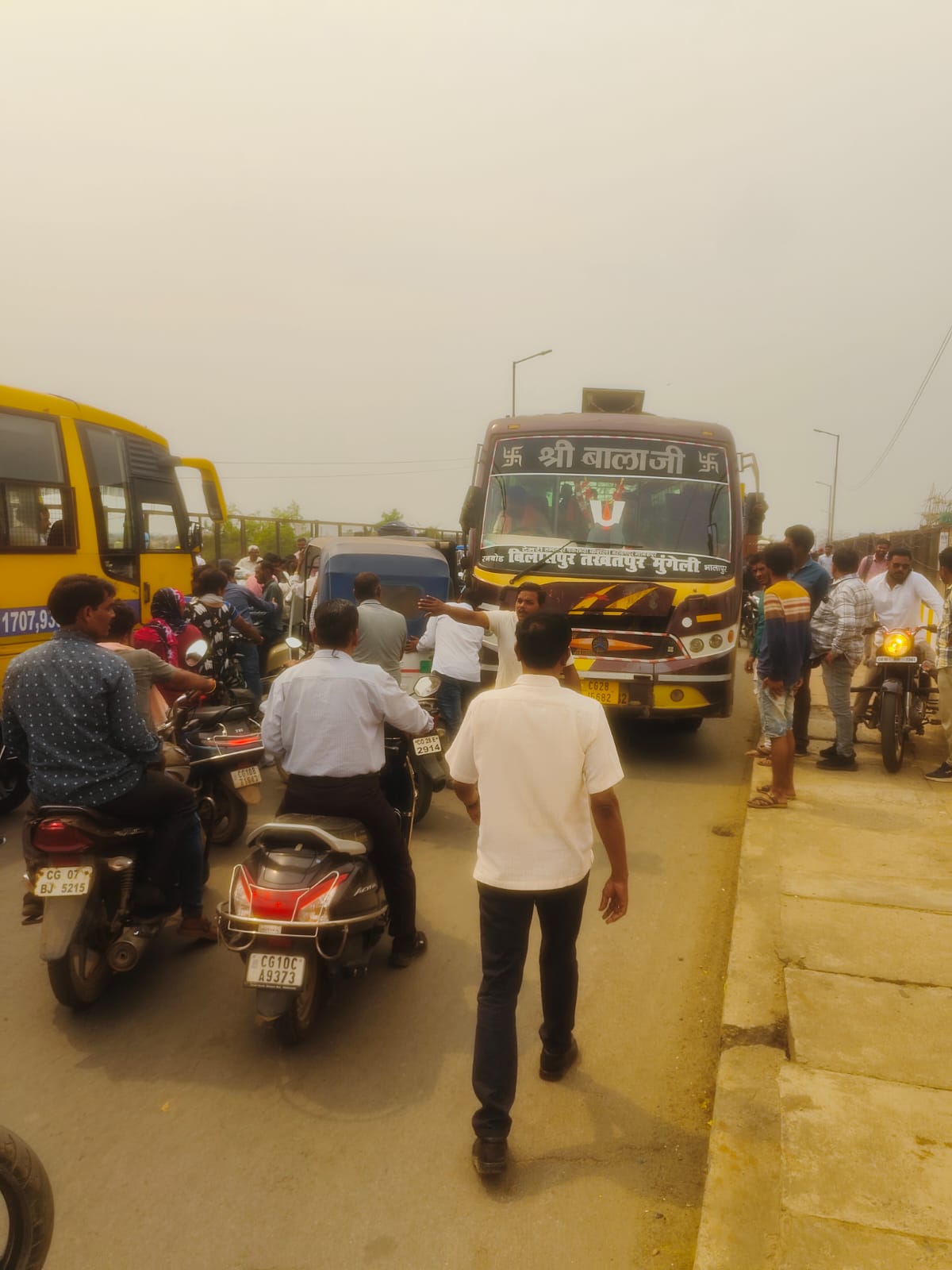 खराब ट्रक के कारण दो घंटे जाम रहा उसलापुर ब्रिज, यातायात पुलिस ने नहीं ली सुध, राहगीरो स्वयंयातायात दुरुस्त किया