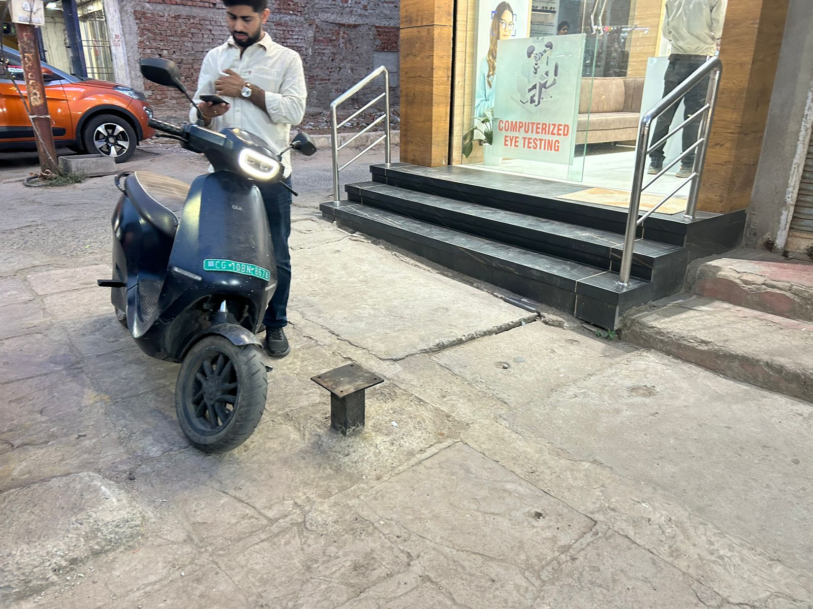 हादसों को दावत दे रहा दुकान के सामने मौजूद खतरनाक एंगल, अतिक्रमण हटाने की आधी अधूरी कार्यवाही बनी राहगीरों के लिए आफत