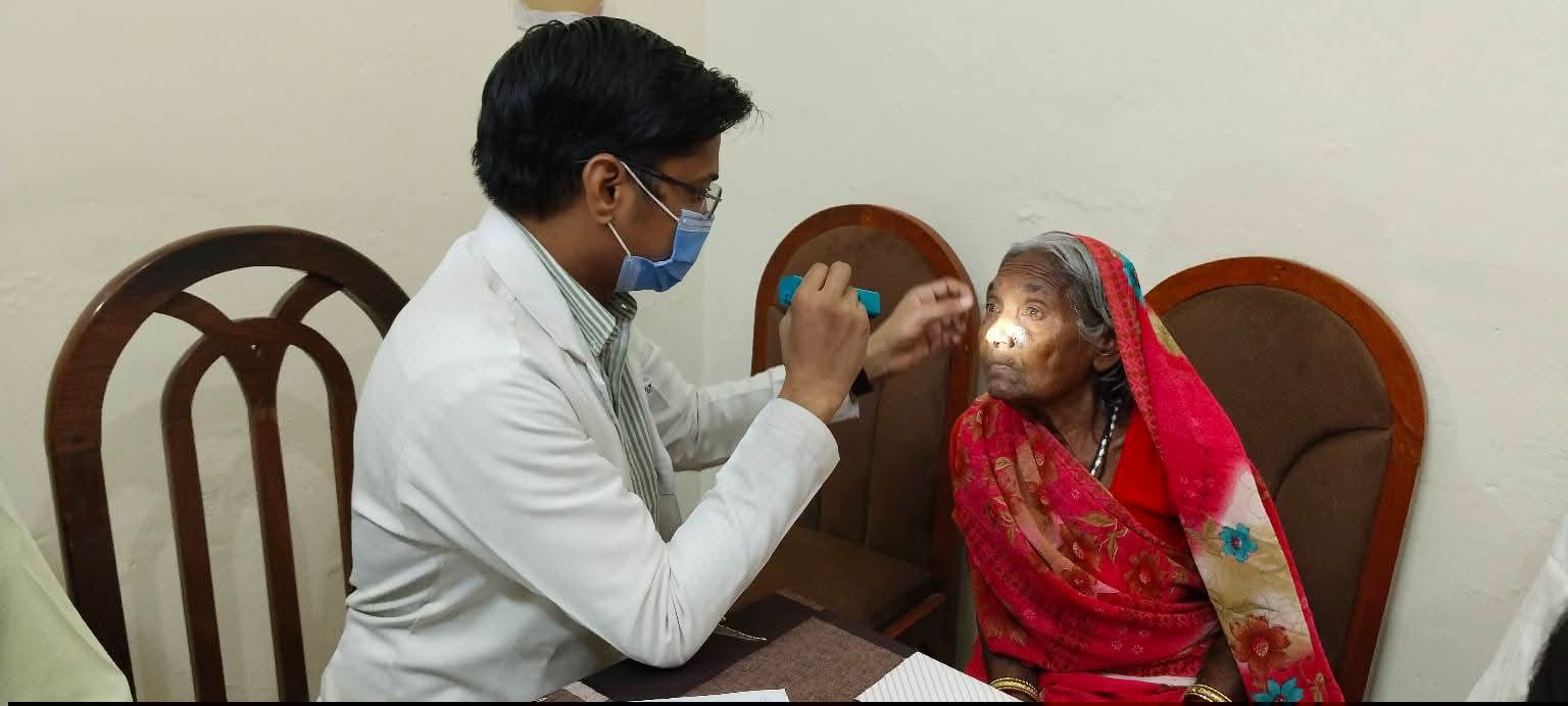 नवरात्रि के शुभ अवसर पर स्वयं सिद्धा फाउंडेशन द्वारा वृद्धाश्रम में स्वास्थ्य शिविर का आयोजन, स्वास्थ्य परीक्षण के बाद बुजुर्गों को दवा, चश्मा, दवाइयां की गई वितरित