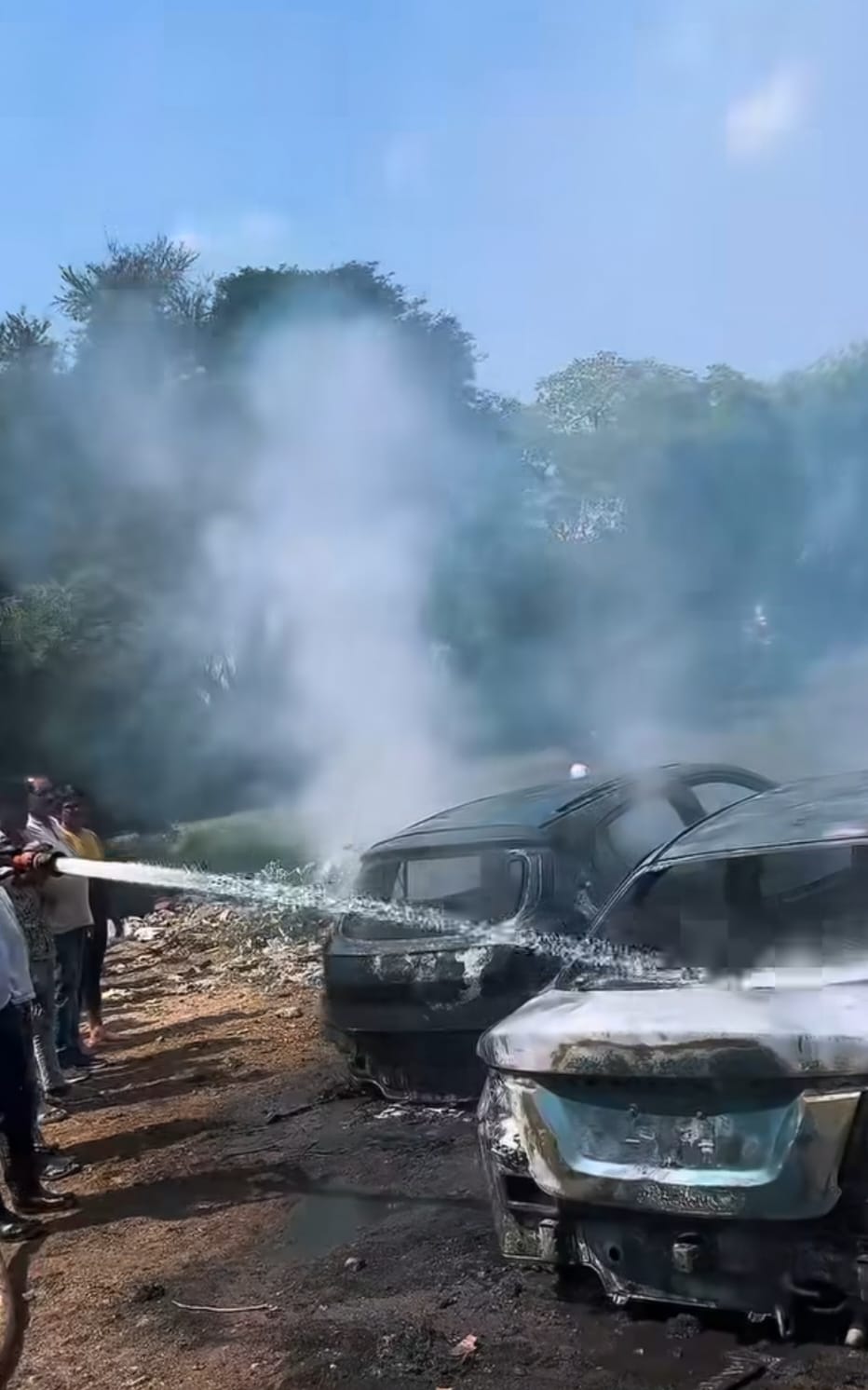 कचरे की ढेर में लगी आग, चपेट में आकर दो कार हुए खाक