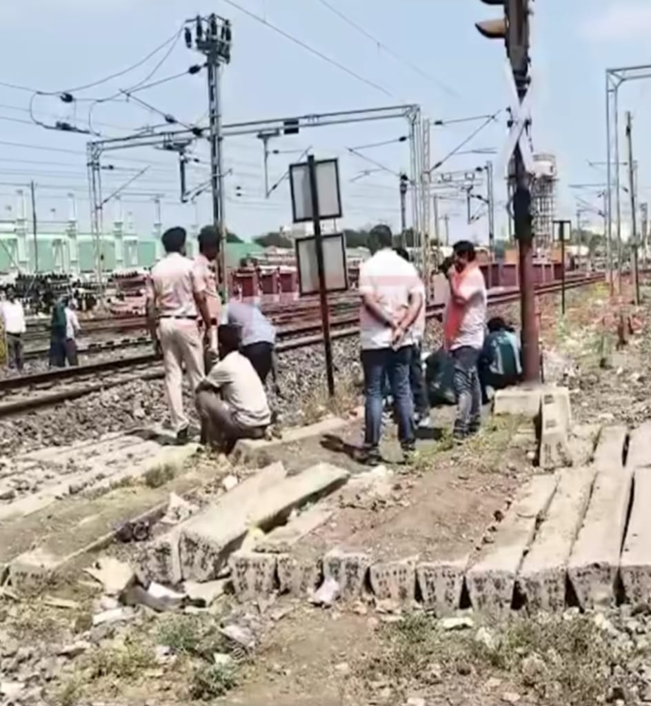 चलती ट्रेन से गिरकर हुई रेल कर्मचारियों की मौत