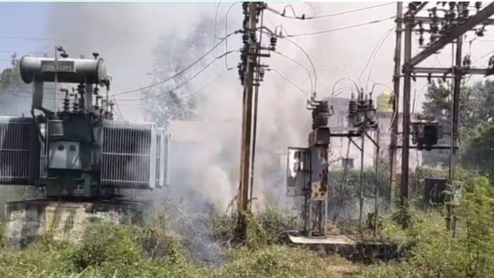 इंदिरा विहार सबस्टेशन में लगी आग, समय रहते पाया काबू, सालों से मेंटनेंस नहीं, सबस्टेशन में लगी आग, घंटों बंद रही बिजली