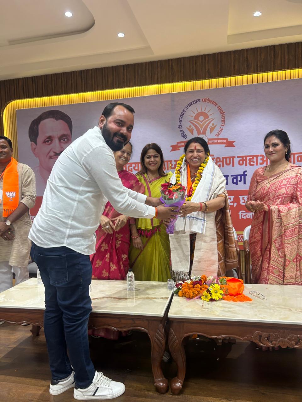 नवनिर्वाचित राज्यसभा सांसद  लक्ष्मी वर्मा का बिलासपुर आगमन, कार्यकर्ताओं ने किया आत्मीय स्वागत