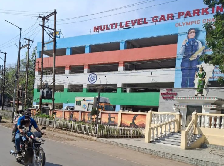 डबल टेंडर और पार्किंग दुरुपयोग पर एमआईसी में हंगामा, ईई पर कार्रवाई और गाड़ियां हटाने के निर्देश