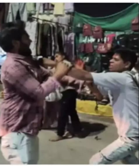 संडे मार्केट में बैग चोरी के शक पर बवाल, बीच सड़क पर जमकर मारपीट, वीडियो वायरल