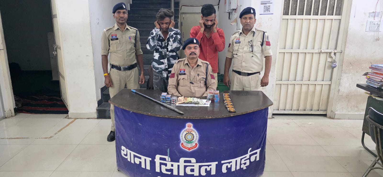 दुकान का शटर तोड़कर चोरी करने वाले दो आरोपी गिरफ्तार