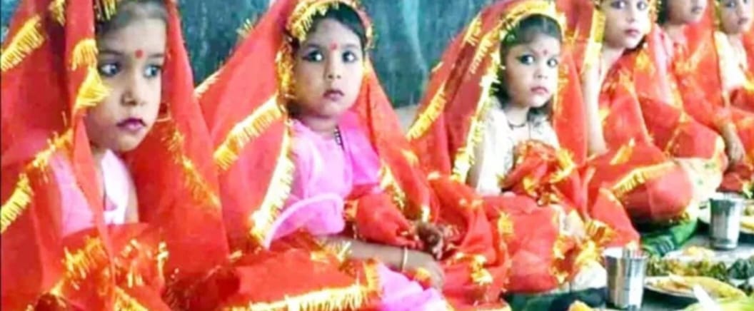 नवरात्रि की धूम, मुंगेली के महामाया मंदिर में कन्या पूजन के बाद 700 कन्याओं को कराया गया भोज