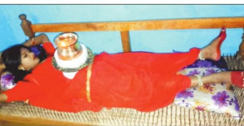 किलों के बिस्तर पर लेटी, छाती पर ज्योत जलाये देवी भक्ति की मिसाल बनी 16 साल की कन्या