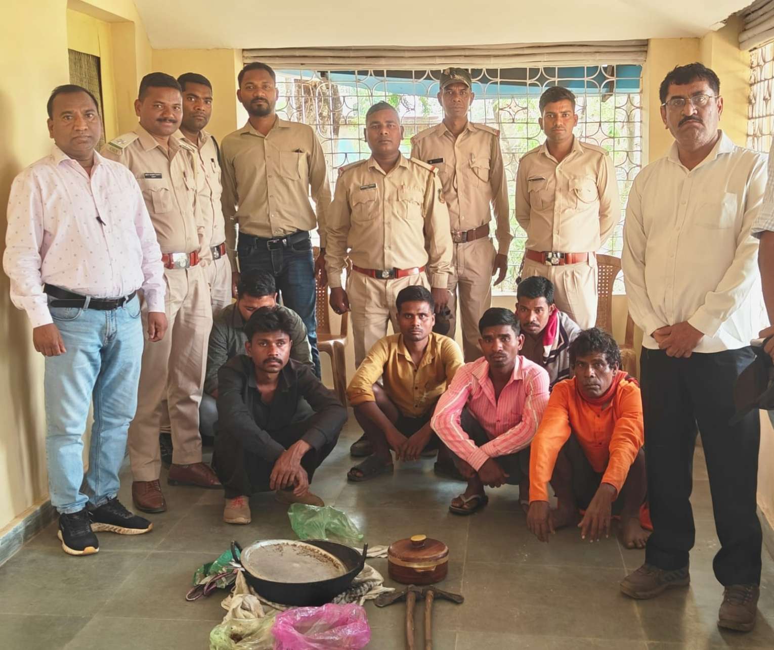 कुरदर के निजी रिसोर्ट में मैनेजर और कर्मचारियों के लिए बन रहा था चीतल का मांस , मैनेजर सहित पांच कर्मचारी गिरफ्तार