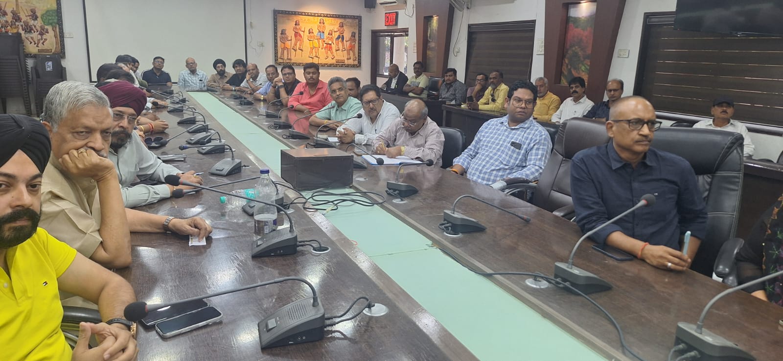 पश्चिम एशिया की परिस्थितियों के मद्देनज़र कमिश्नर-आईजी ने ली समीक्षा बैठक, कलेक्टर-एसपी और तेल कंपनियों को दिए अहम निर्देश, आवश्यक वस्तुओं की उपलब्धता, अफवाहों पर नियंत्रण और सख्त मॉनिटरिंग के निर्देश