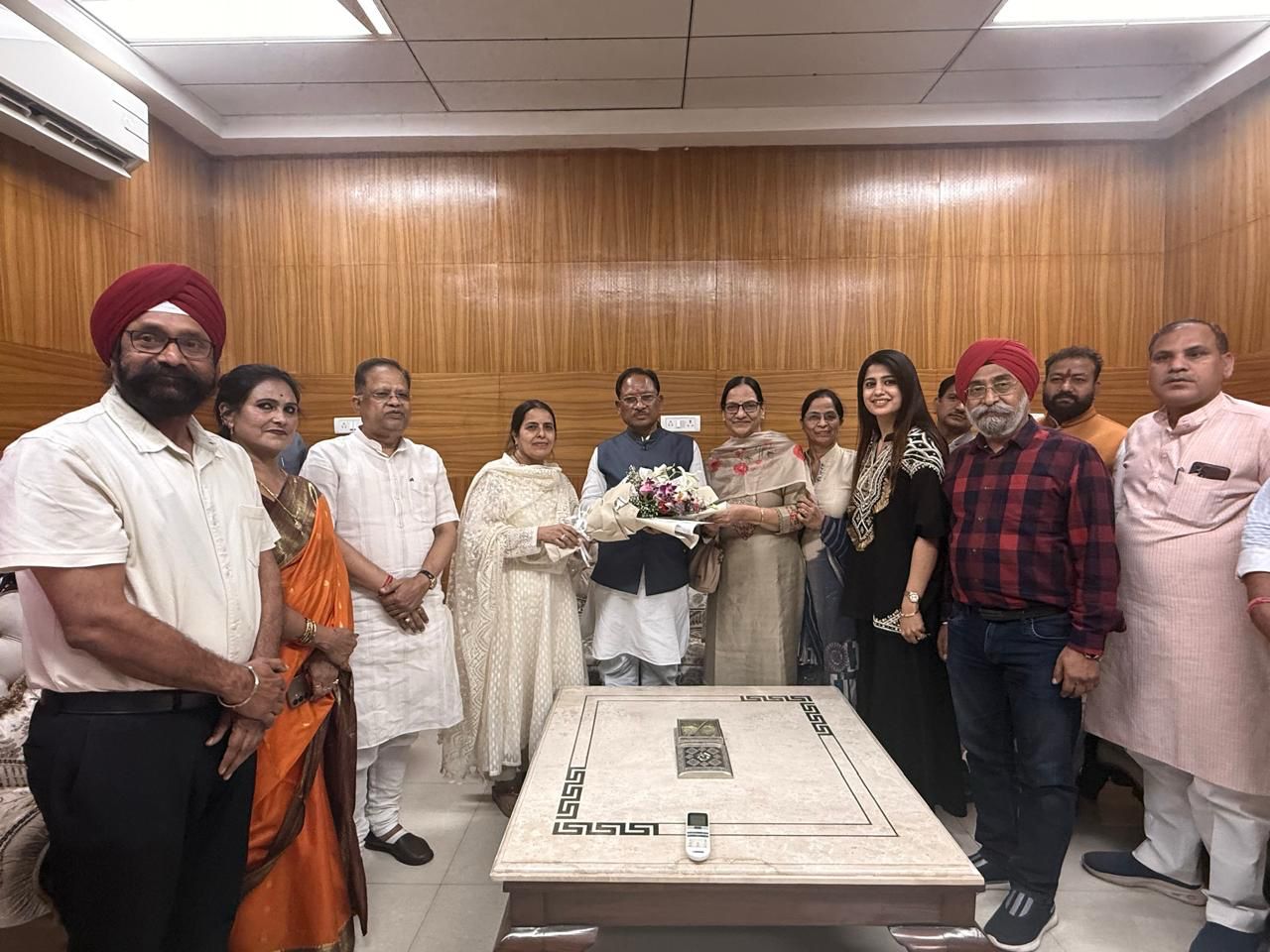 मुख्यमंत्री विष्णु देव साय के बिलासपुर दौरे पर सर्व पंजाबी महिला संस्था ने किया सौजन्य भेंट, महिला उत्थान पर हुई अहम चर्चा