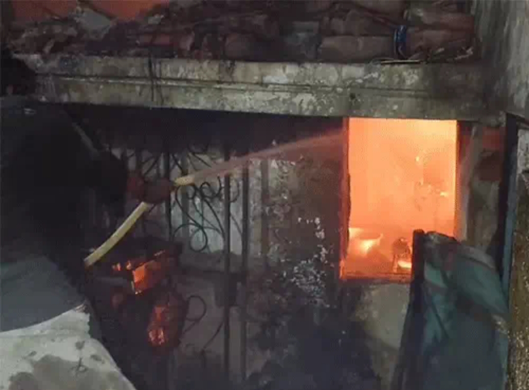 रेफ्रिजरेटर में हुए ब्लास्ट से घर में लग गई आग , घर में मौजूद बुजुर्ग महिला जिंदा झुलसी