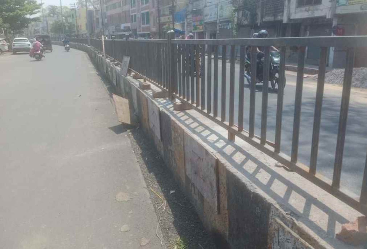 बिलासपुर में ऊंचे-चौड़े डिवाइडरों पर उठे सवाल, ट्रैफिक जाम और हादसों की आशंका