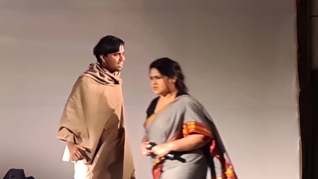 विश्व रंगमंच दिवस पर बिलासपुर में सजी ‘थिएट्रिकल ईवनिंग’, आनंद संघ के आयोजन में बंगाली नाट्य कला की जीवंत प्रस्तुति ने बांधा समां