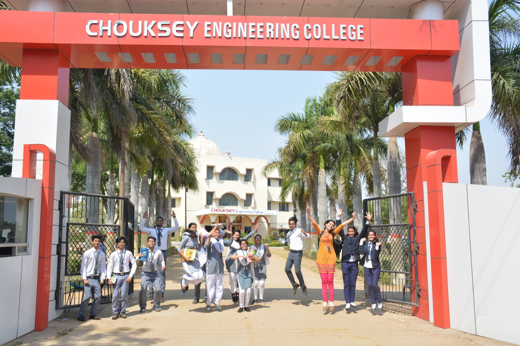 कॉलेज कैंटीन में छात्र पर पटाखे से हमला, आंख के पास गंभीर चोट — मामला दर्ज