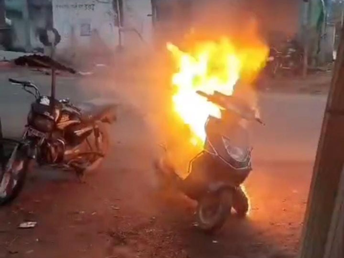 घर के आंगन में खड़ी दो स्कूटी में लगाई आग, जुर्म दर्ज