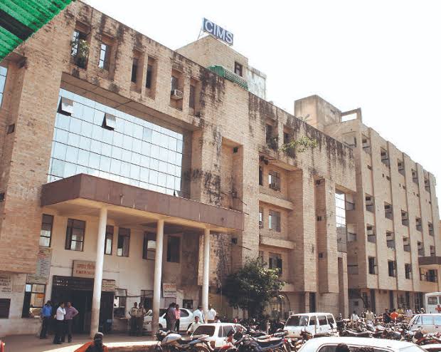 सिम्स में जटिल पैनफेशियल फ्रैक्चर का सफल ऑपरेशन, घरेलू हिंसा की शिकार महिला को मिला नया चेहरा