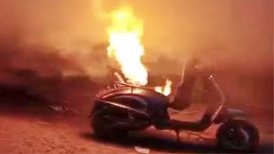 पैसे नहीं देने से नाराज तलाकशुदा पति ने महिला की स्कूटी जलाई