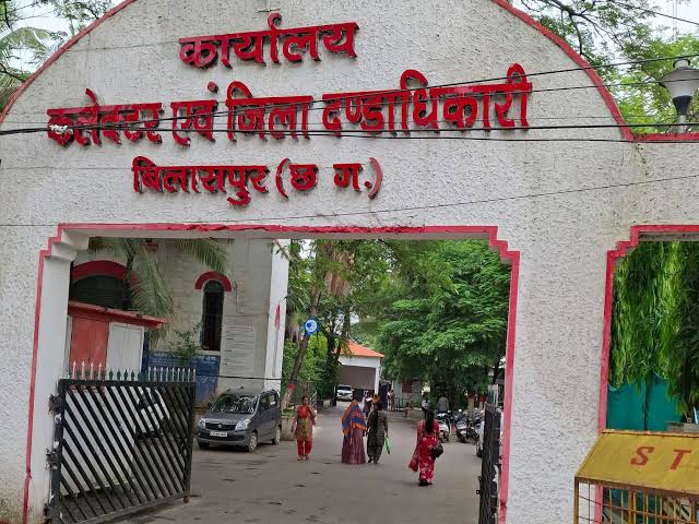 लक्षनपुर में मुरुम खनन को लेकर विवाद, सरपंच ने कलेक्टर से की शिकायत